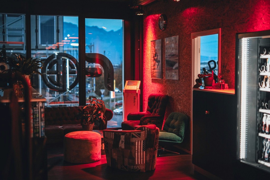 Lounge Bereich im Force by Enggist an der Heldaustrasse 68 in Buchs SG