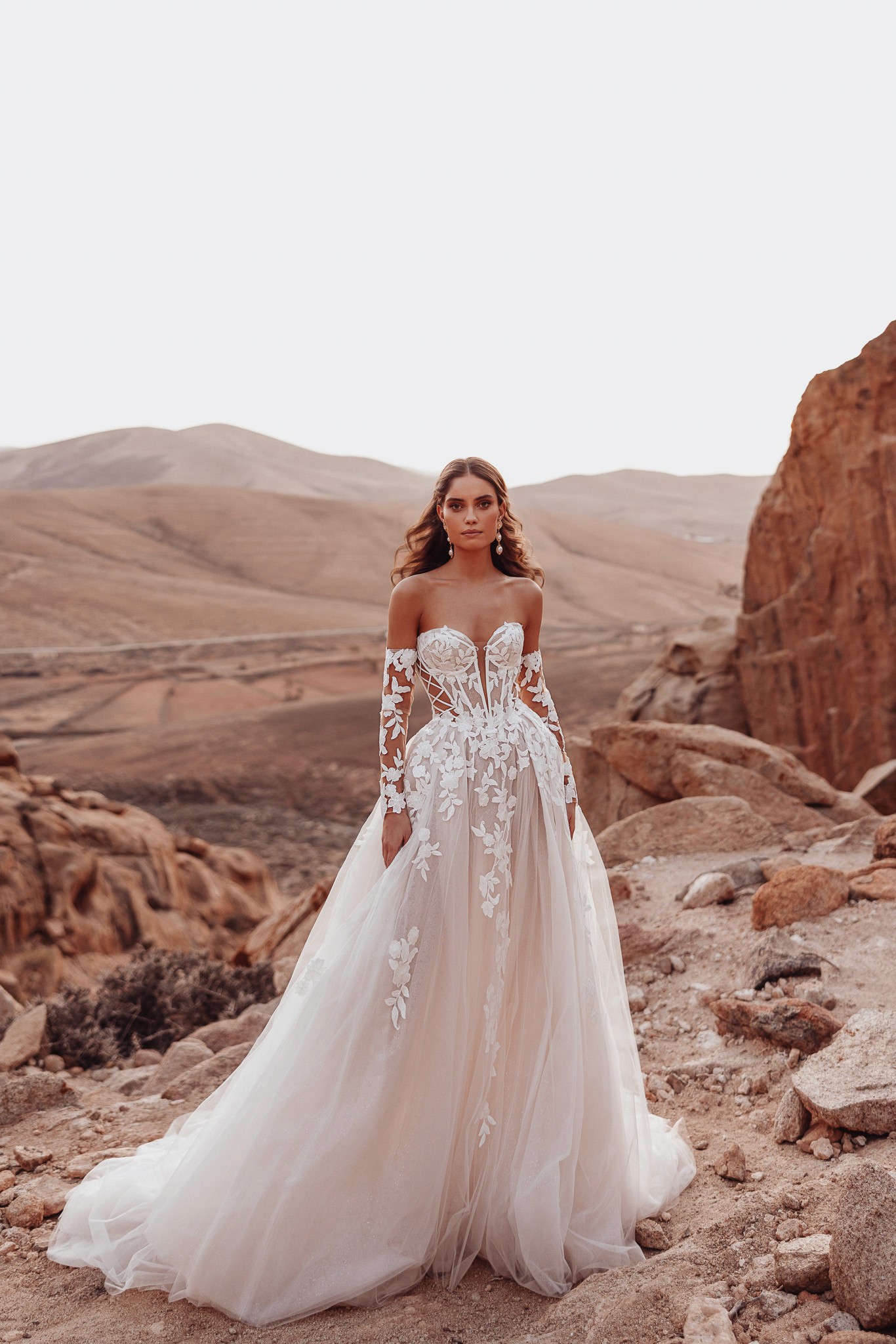 A-Linie Brautkleid Nabila von Dama Couture mit Spitze und Tüllrock – Wedding Lounge Brautmoden Ingelheim