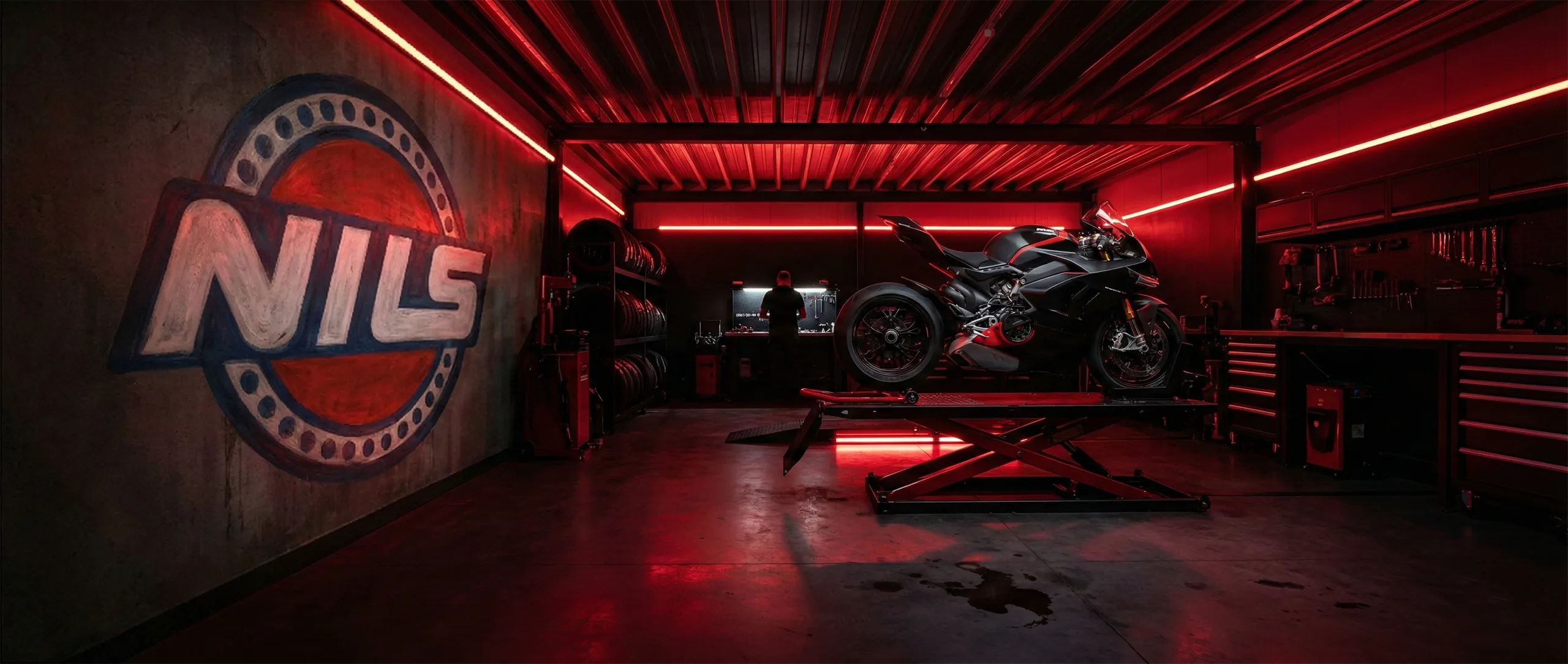 Pilota motocross in azione nel fango - Supporto tecnico e consulenza specializzata NILS per scegliere i lubrificanti adatti