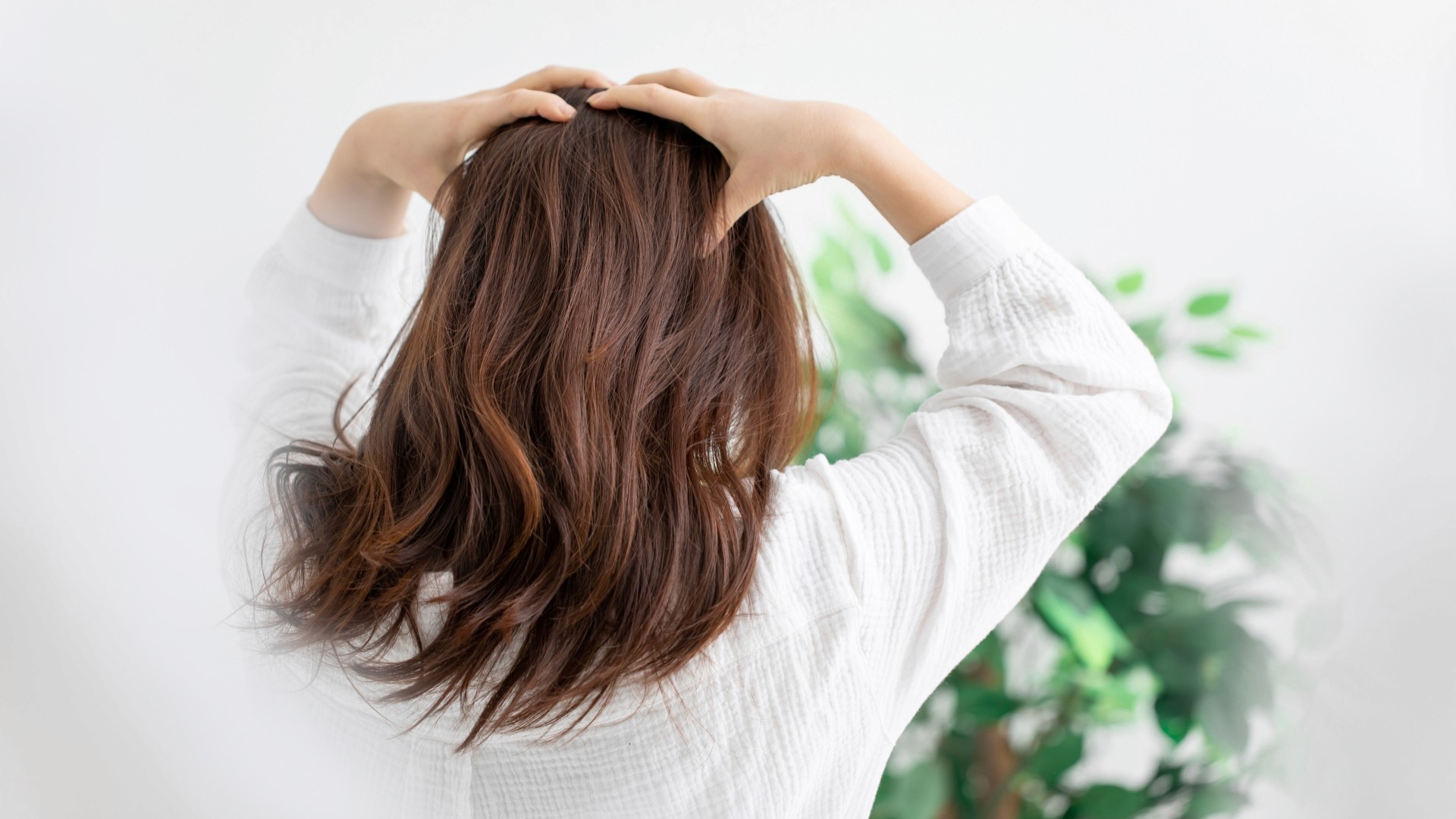 頭皮をマッサージする女性