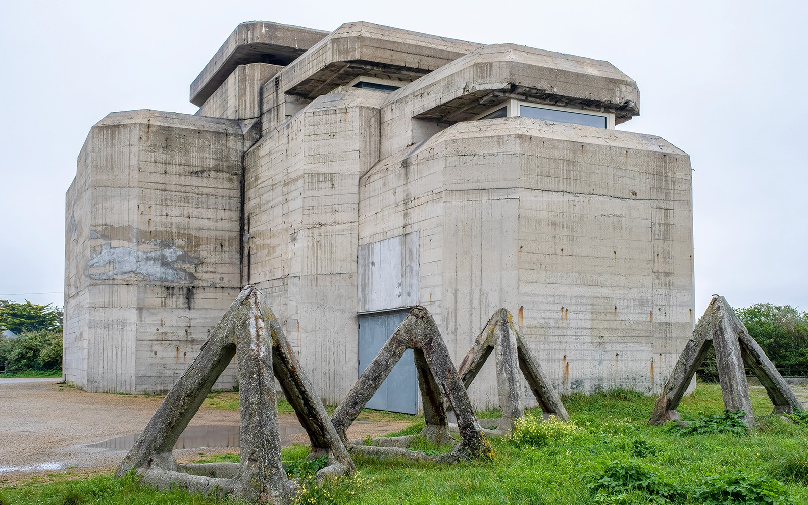 Normandie D-Day-Bunker mit Panzerhindernissen, Frankreich.