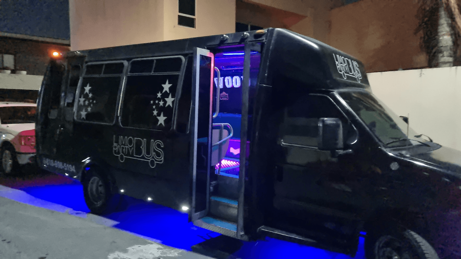 Limo Party Bus negro en Monterrey de noche estacionado para evento de quinceaños