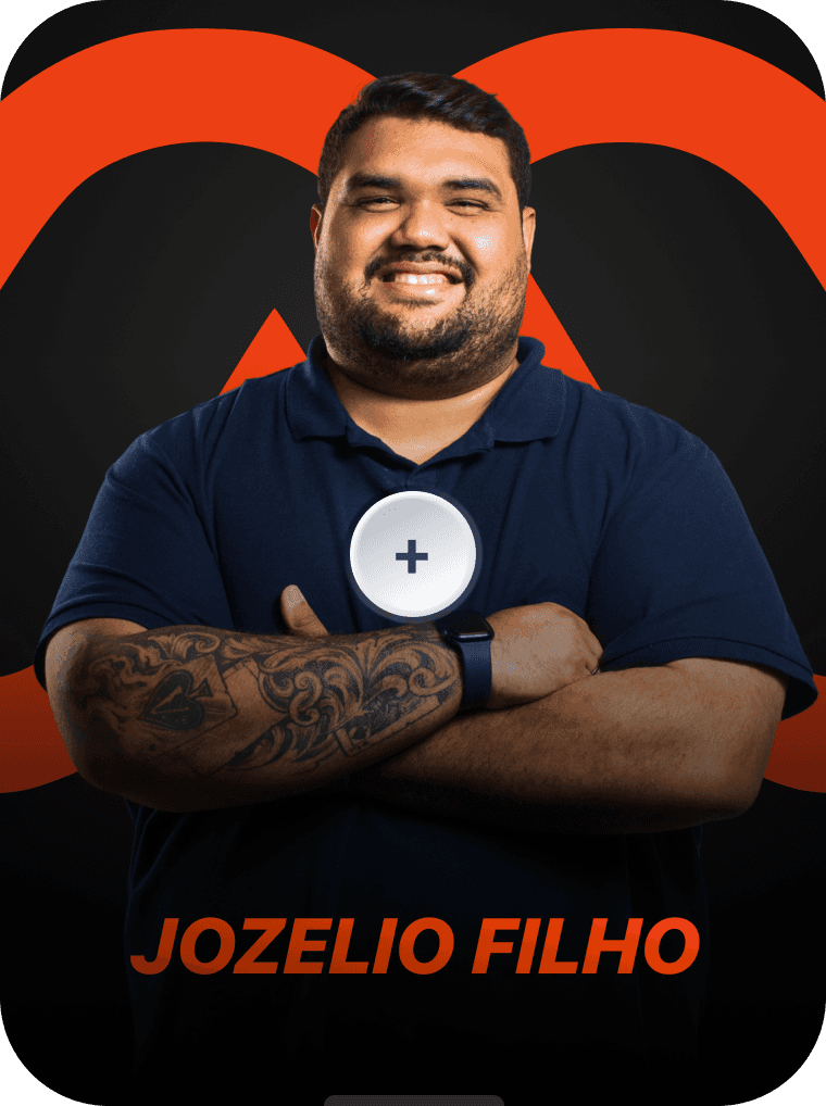Homem sorridente com barba e cabelo escuro, vestindo camisa polo azul-marinho e usando relógio no pulso esquerdo. Ele está com os braços cruzados, exibindo uma tatuagem no antebraço. Ao fundo, há um fundo escuro com um símbolo laranja estilizado. Na parte inferior da imagem está o nome "Jozélio Filho" em letras laranjas.