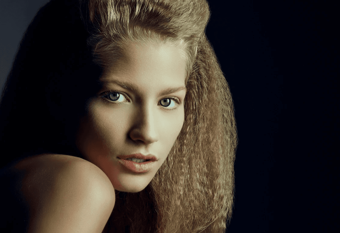 Portrait éditorial artistique, détail visage et lumière travaillée, esthétique de mode | Photographie mode La Réunion David Dijoux