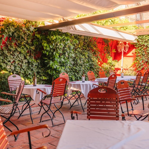 露台上，遮阳棚下的桌子