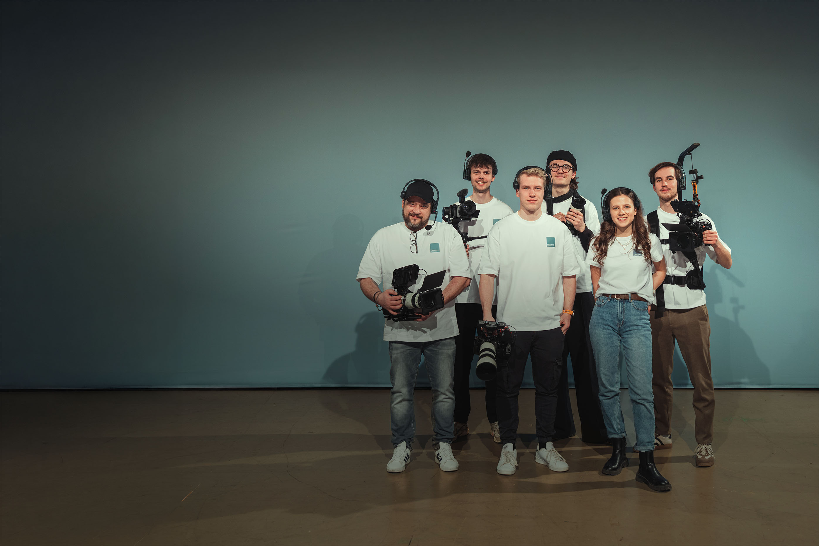 Filmproduction planning with FPV in foggy landscape; strategic storytelling.