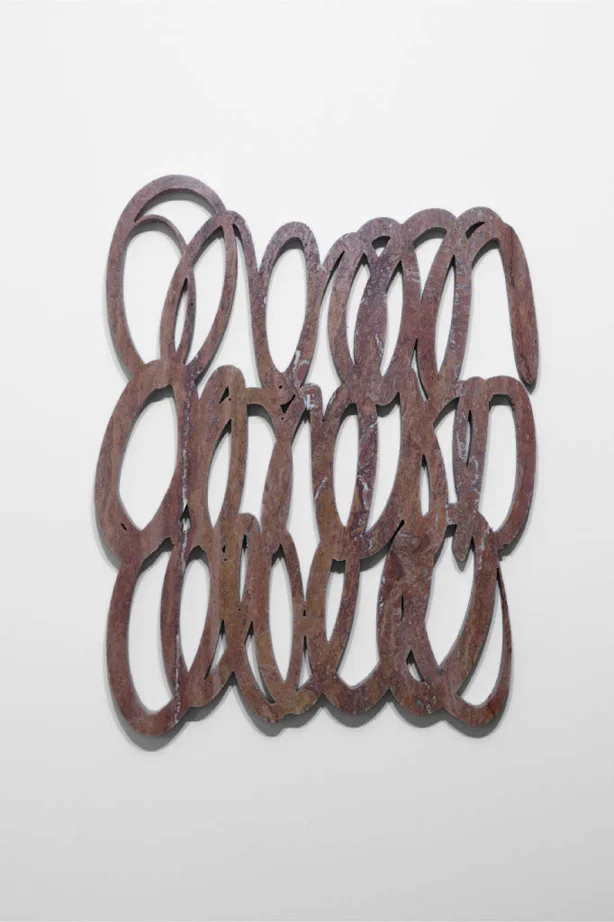 Scultura astratta in pietra marrone con forme intrecciate, opera contemporanea iStone Arte che esplora geometrie fluide e texture naturali per valorizzare brand artistici