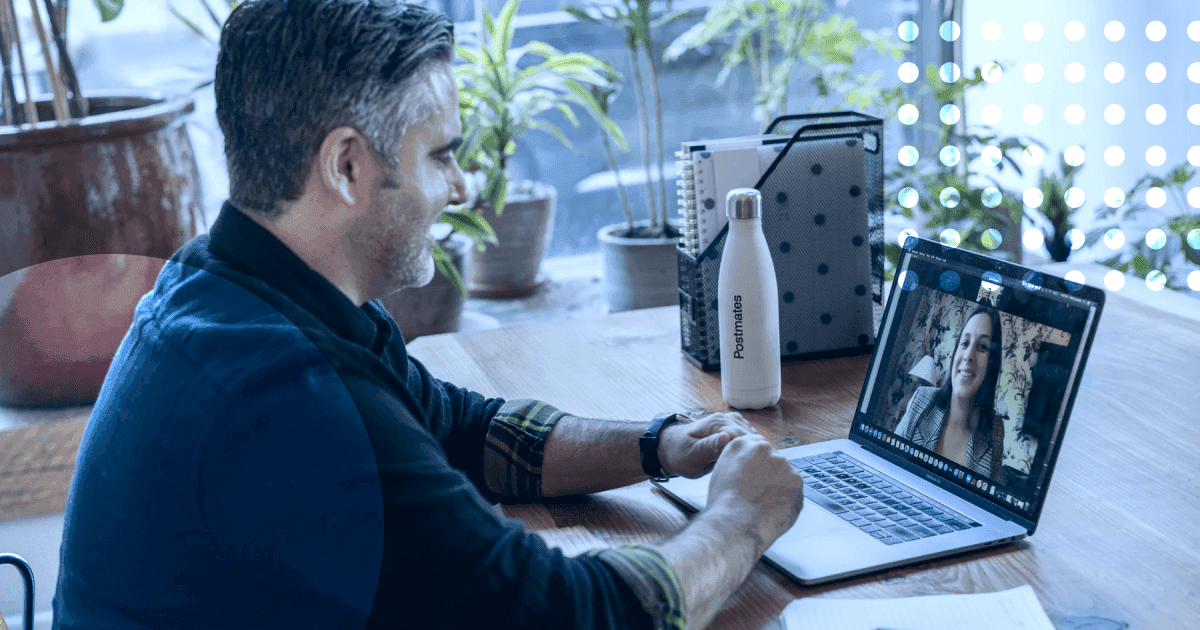 Man in een videogesprek op zijn laptop
