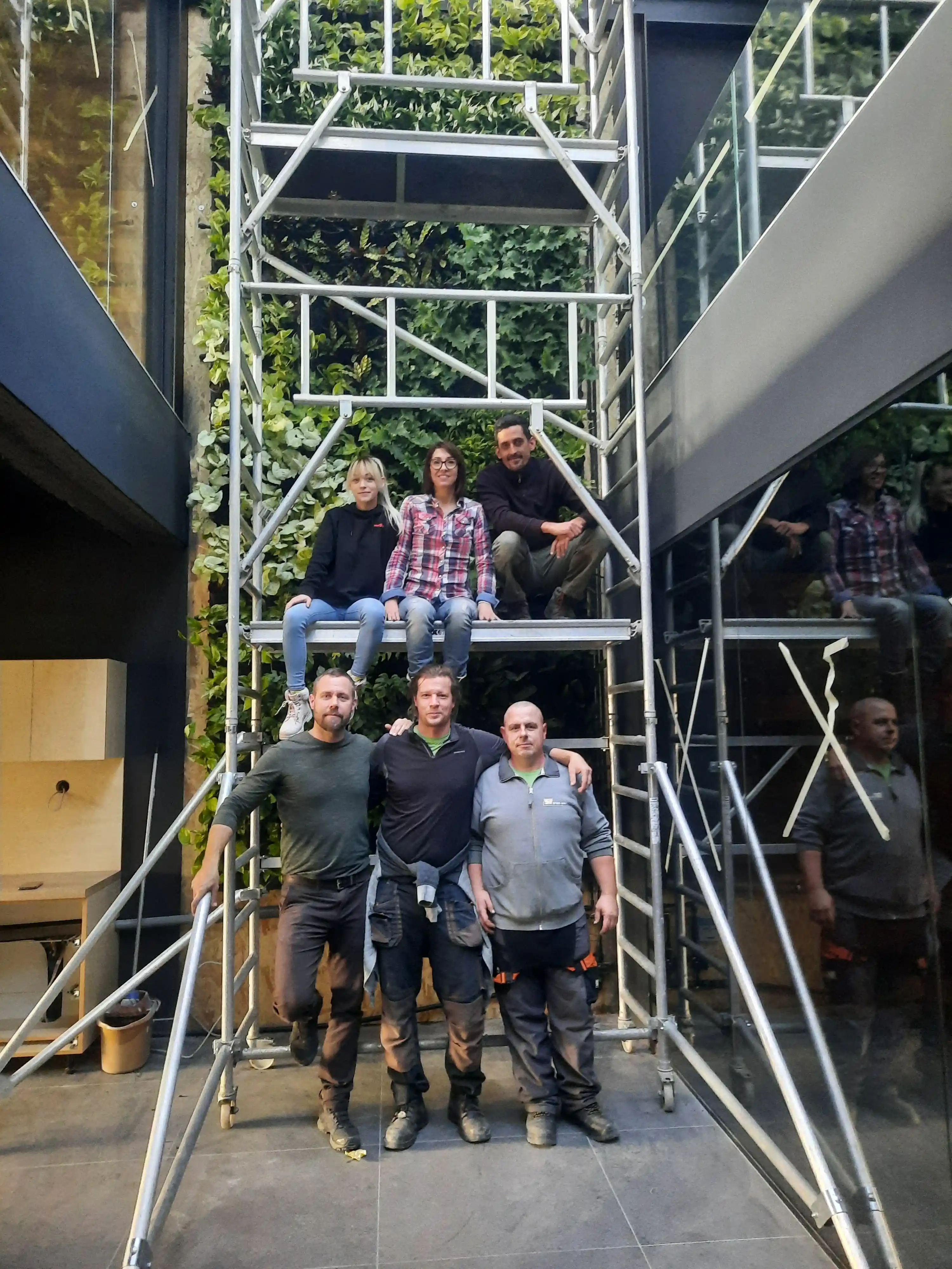 Zöldfal állvány és csapat