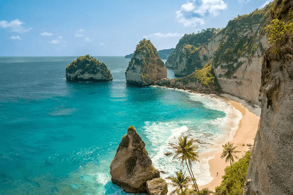 This image shows Diamond Beach located on the eastern tip of Nusa Penida island in Bali, Indonesia