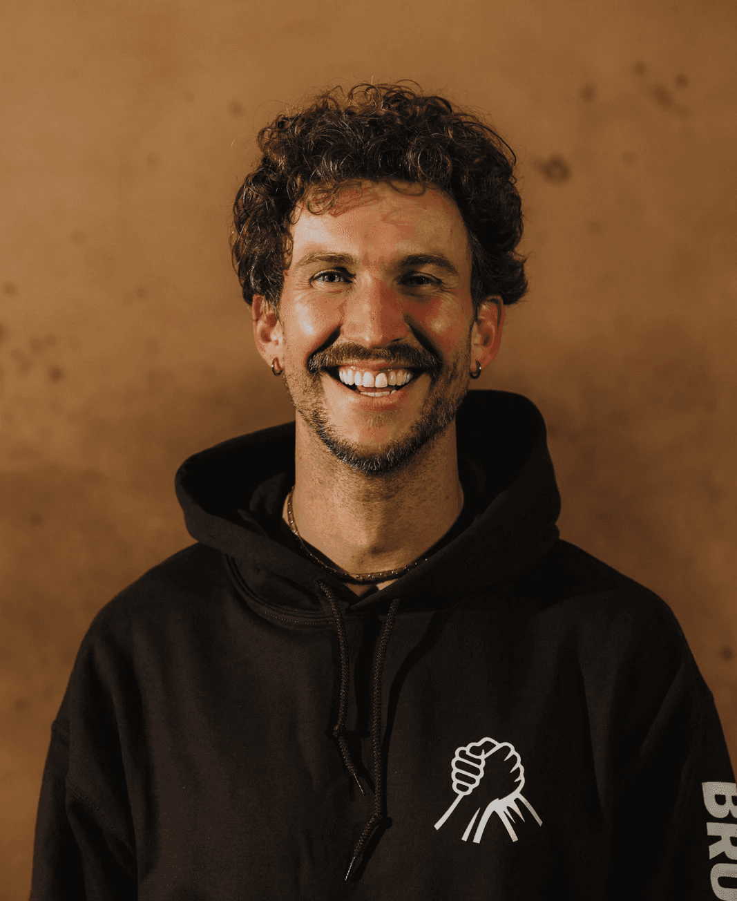 Foto van Frans die glimlachend de camera inkijkt