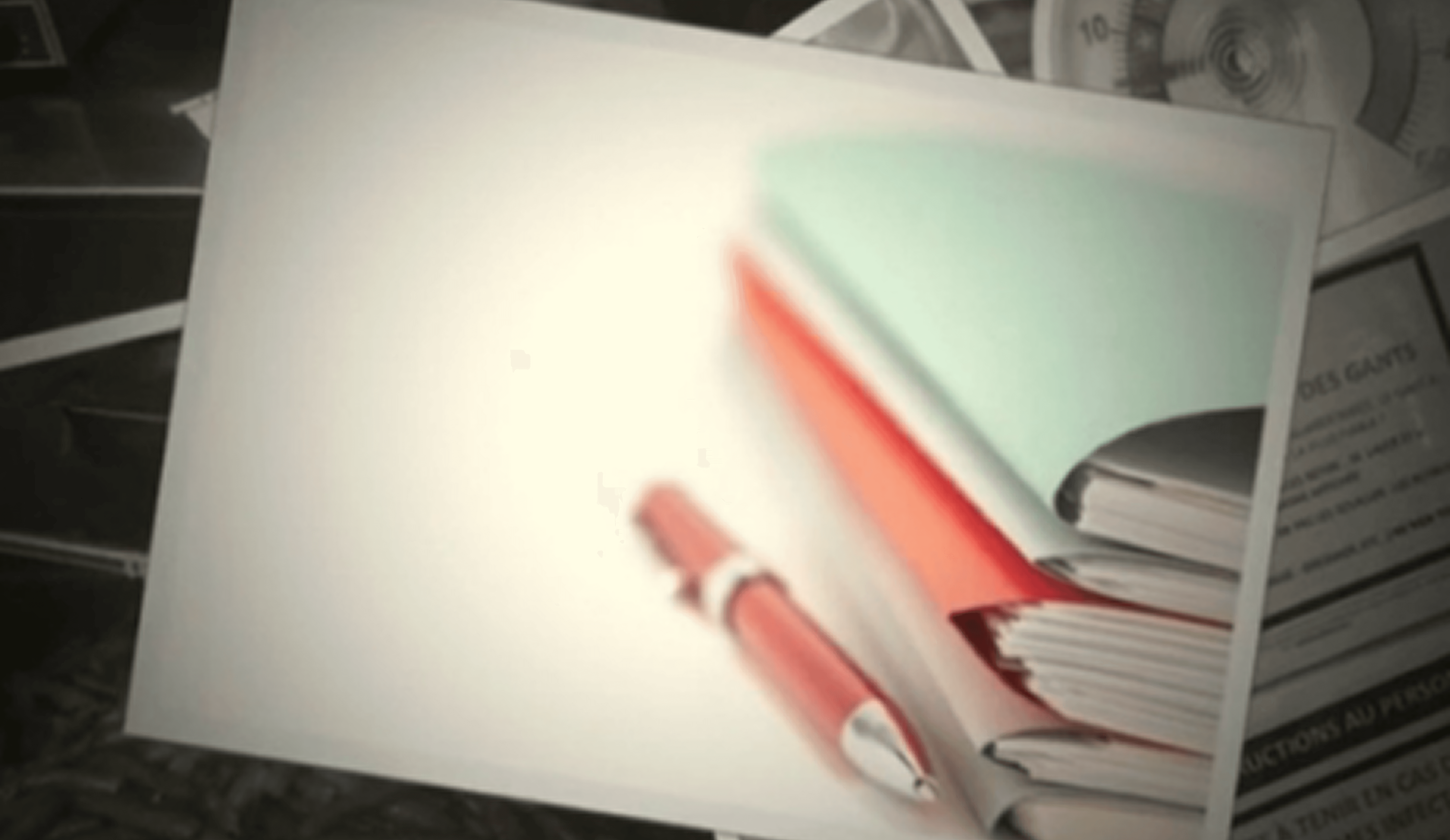 Une pile de cahiers de différentes couleurs et un stylo rouge sont soigneusement disposés sur une surface blanche, créant une atmosphère ordonnée et studieuse.