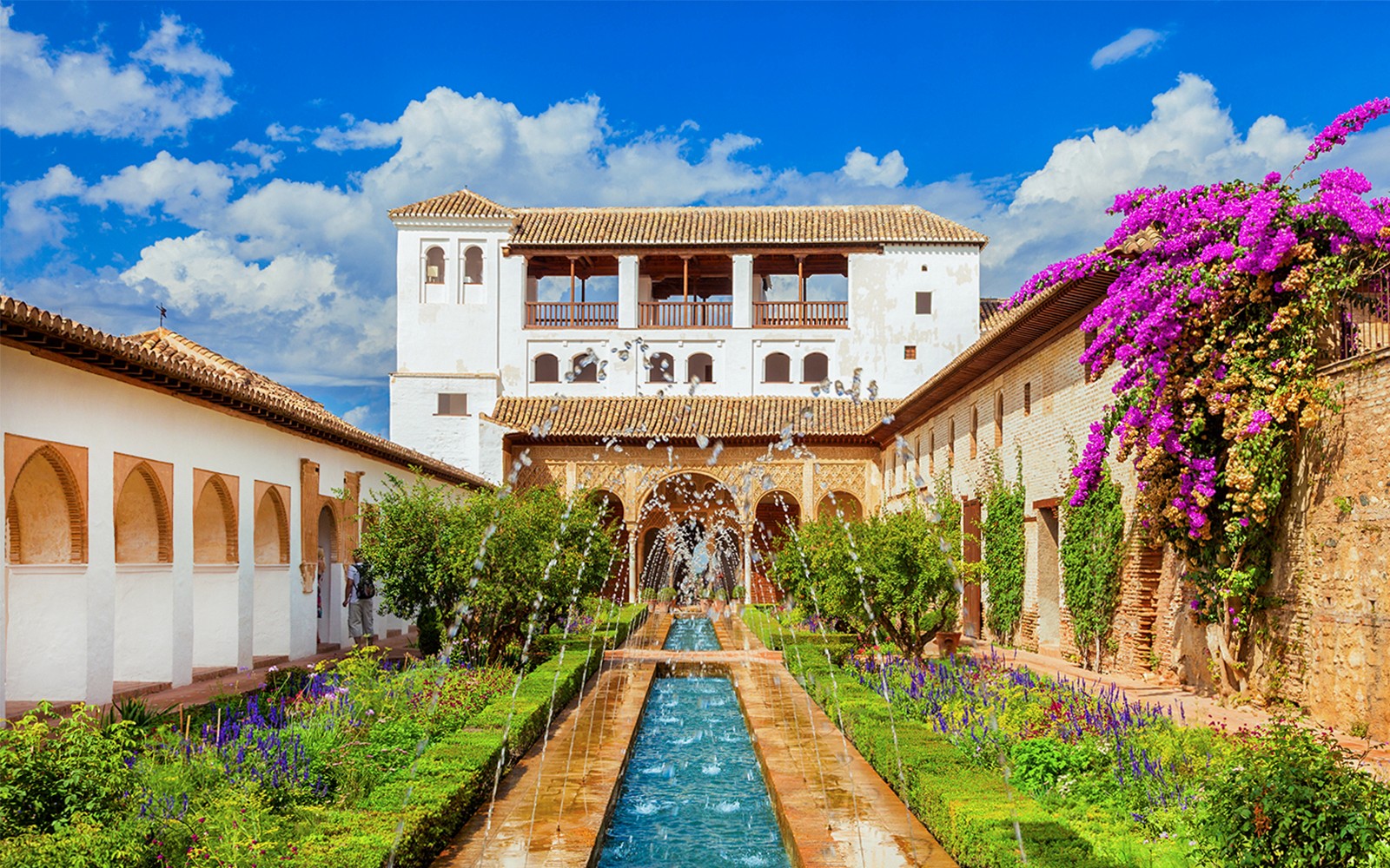 Alhambras Generalife-hager med fontener og livlige blomster, Granada, Spania.