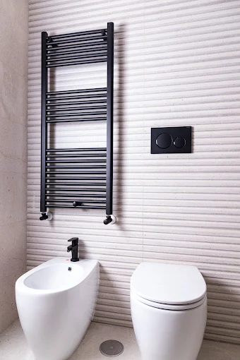vaso e bidet filo muro con termoarredo nero opaco