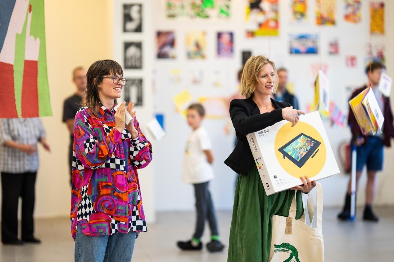 一張含有 服裝, 人員, 人的臉孔, 足部穿著 的圖片

AI 產生的內容可能不正確。