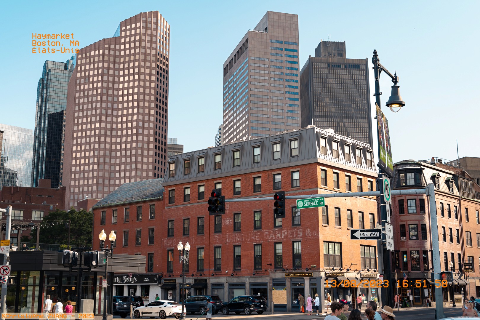 Vue sur les immeubles modernes et bâtiments en briques à Haymarket, Boston.