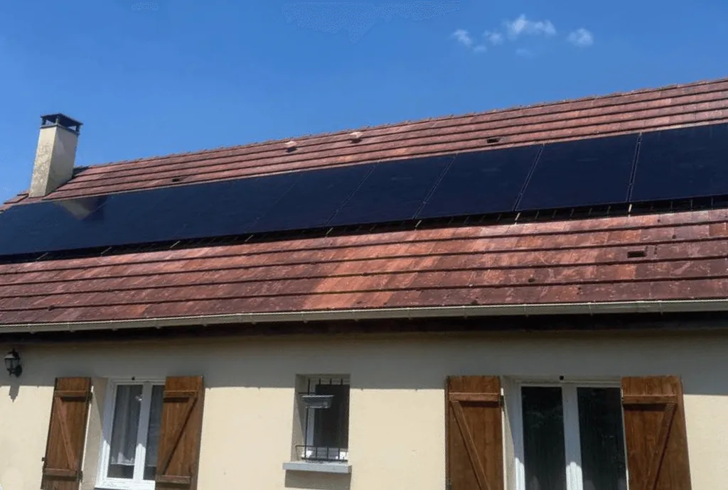 Photo du toit d'une maison à Donnemain-Saint-Mamès dans le Centre-Val de Loire équipée de panneaux photovoltaïques dont l'installation a été faite par Solarock.