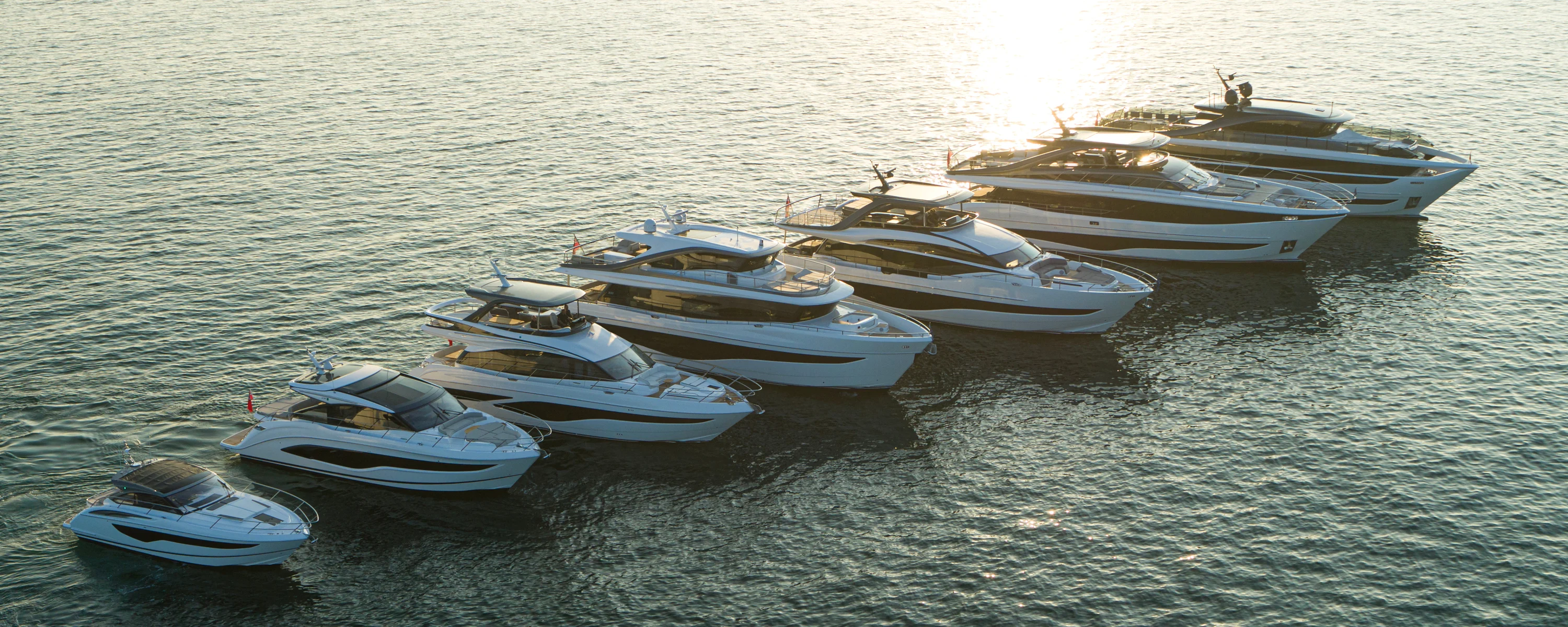 Gama de yates Princess en el mar