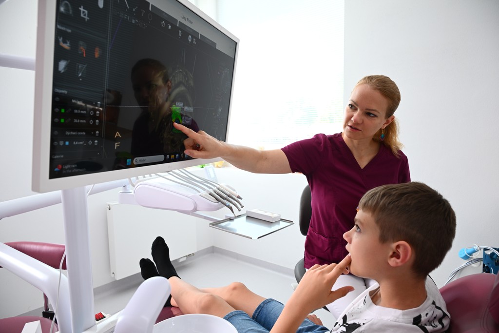Doktorka vysvetluje  pacientovi priebeh liečby