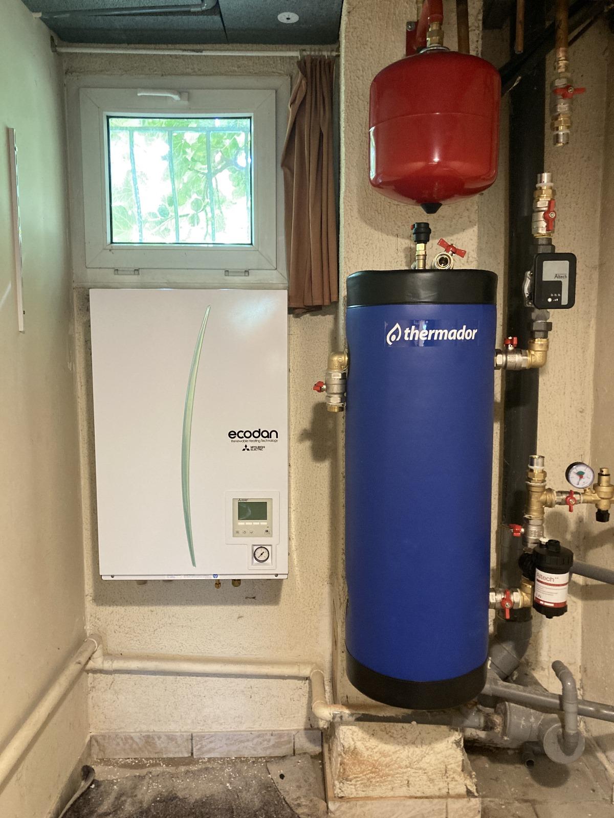 Chauffage ECS en cours d’installation sur chantier, avec les tuyauteries et ballon d’eau chaude visibles