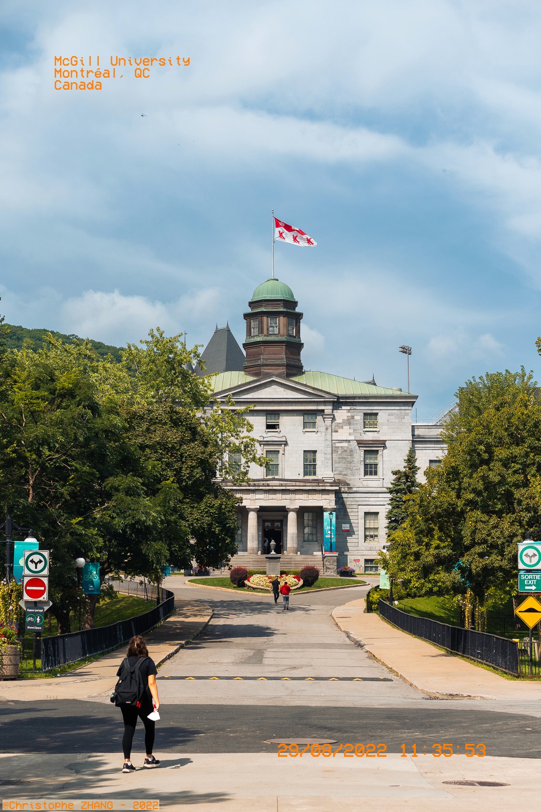 Entrée principale de McGill avec son bâtiment emblématique et drapeau flottant.
