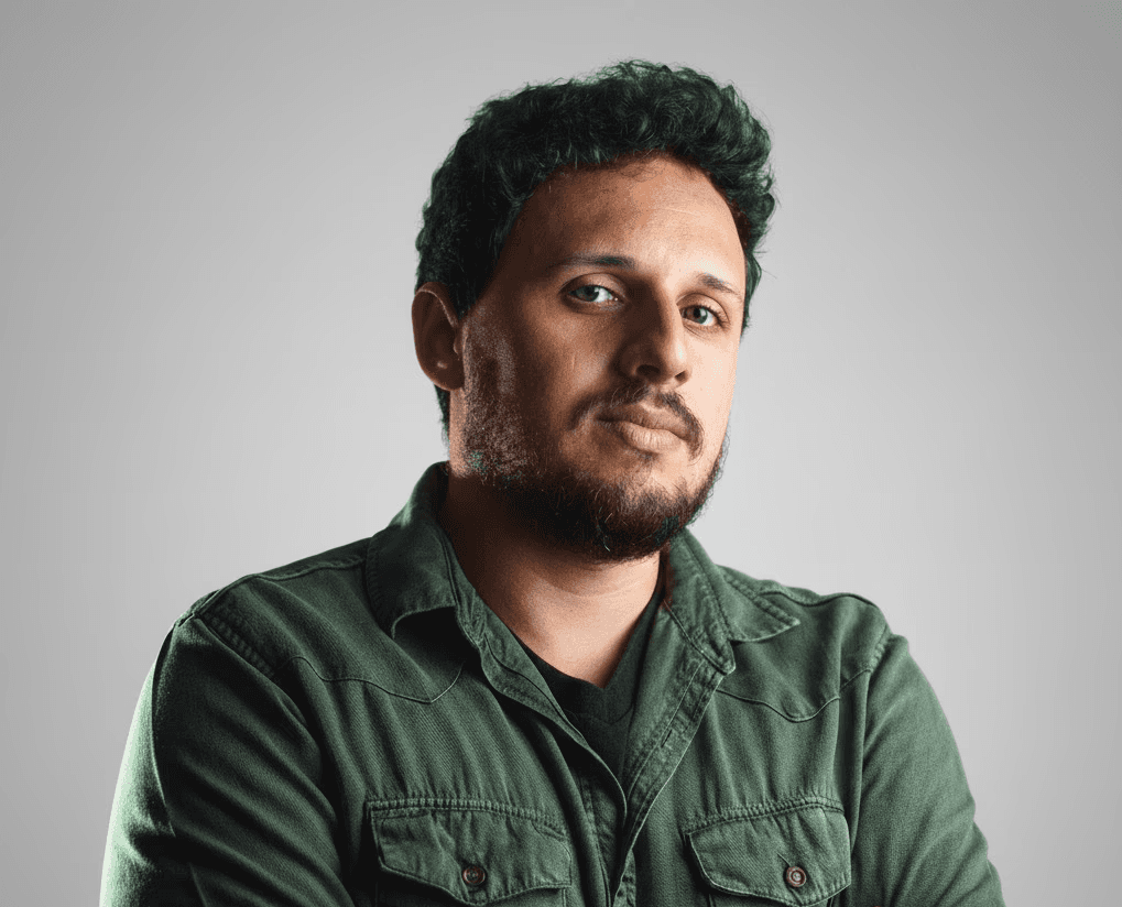 man wearing black notched lapel suit jacket in focus photography