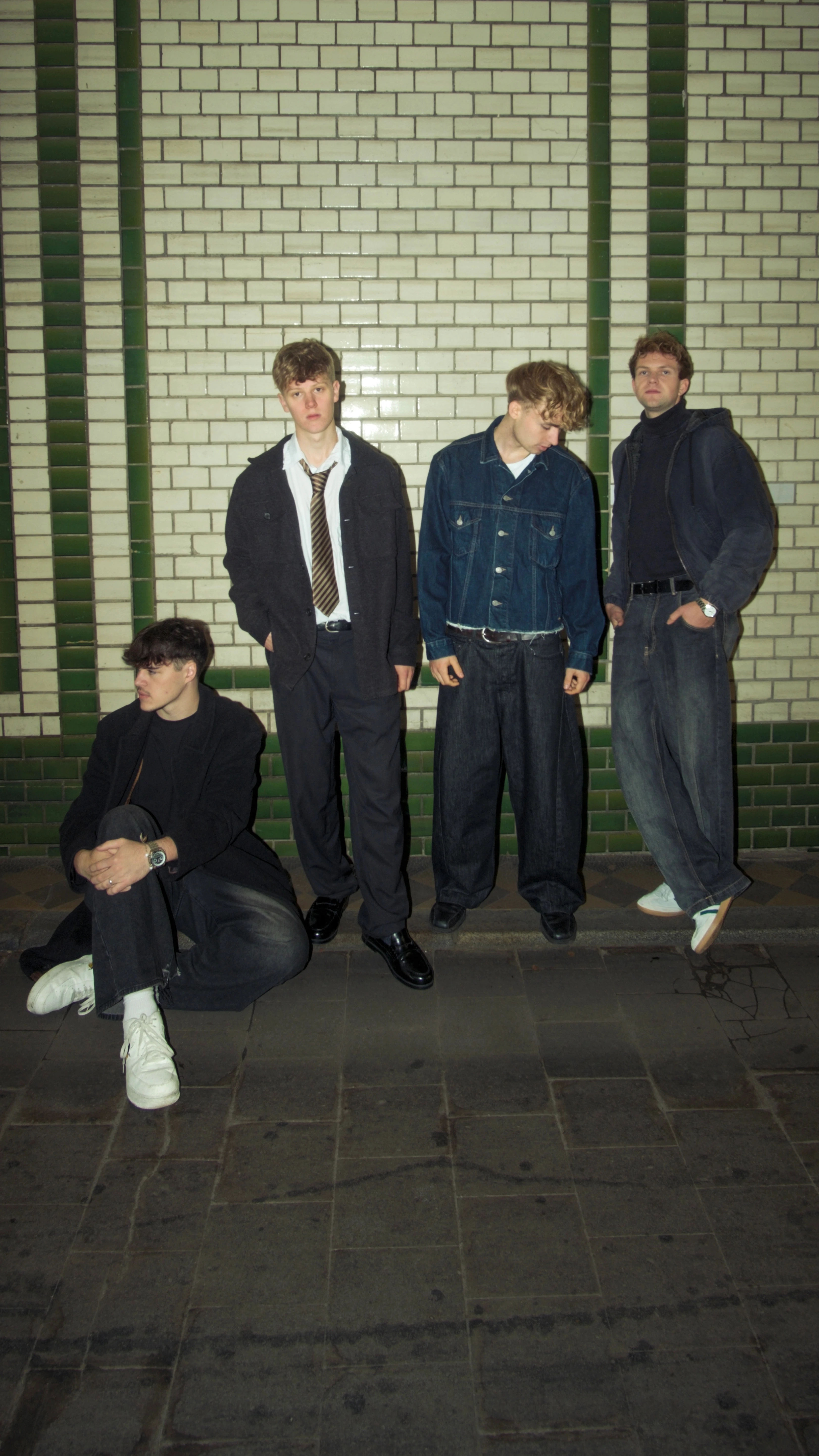 Bandfoto von haus F unter einer Brücke. Zu sehen sind die vier jungen Musiker der Band beim klangrevier festival in Kamp-Lintfort.