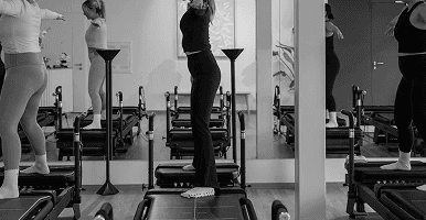 Reformer Pilates und Lagree-Workout in St. Gallen. Bold – Kraft, die du spürst. 45 Minuten Full-Body Workout mit gezieltem Widerstand – für mehr Stärke, bessere Haltung und neue Beweglichkeit. Intensiv, dynamisch und nachhaltig wirksam. Zusammen mit unseren Nachbarstudios wie Riva Circle bringen wir Reformer Pilates nach St. Gallen.