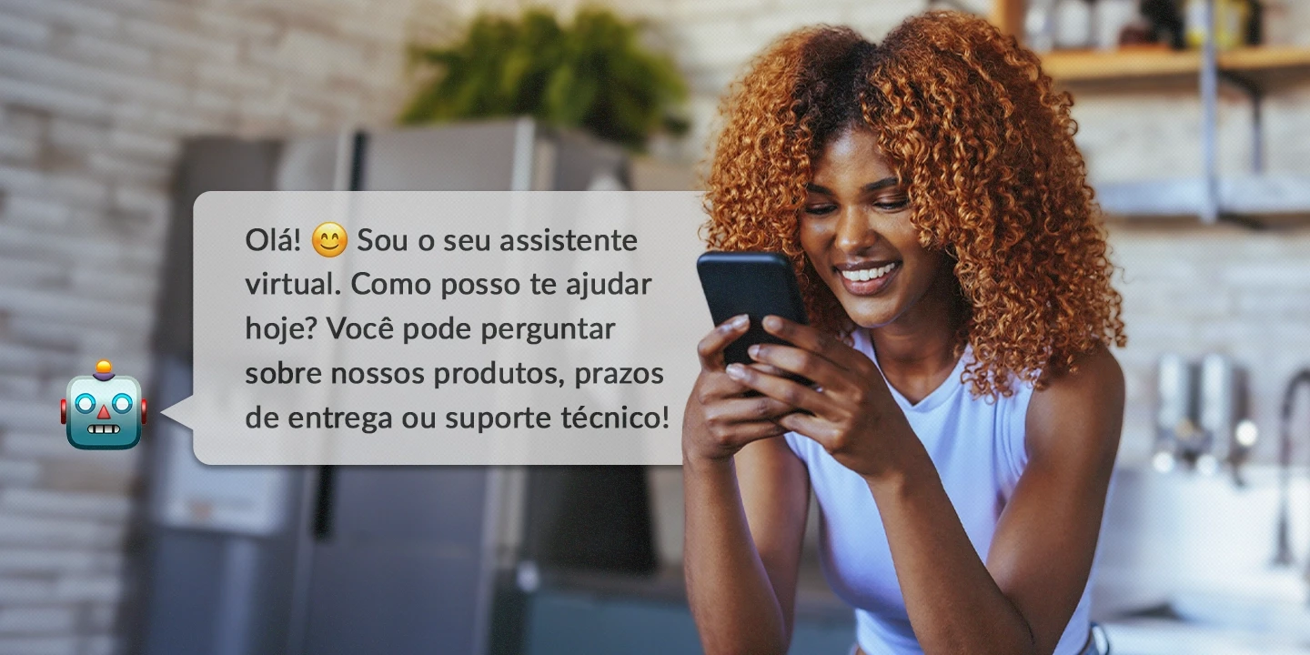 Mulher sorrindo enquanto interage com um chatbot no WhatsApp, recebendo atendimento virtual por mensagens