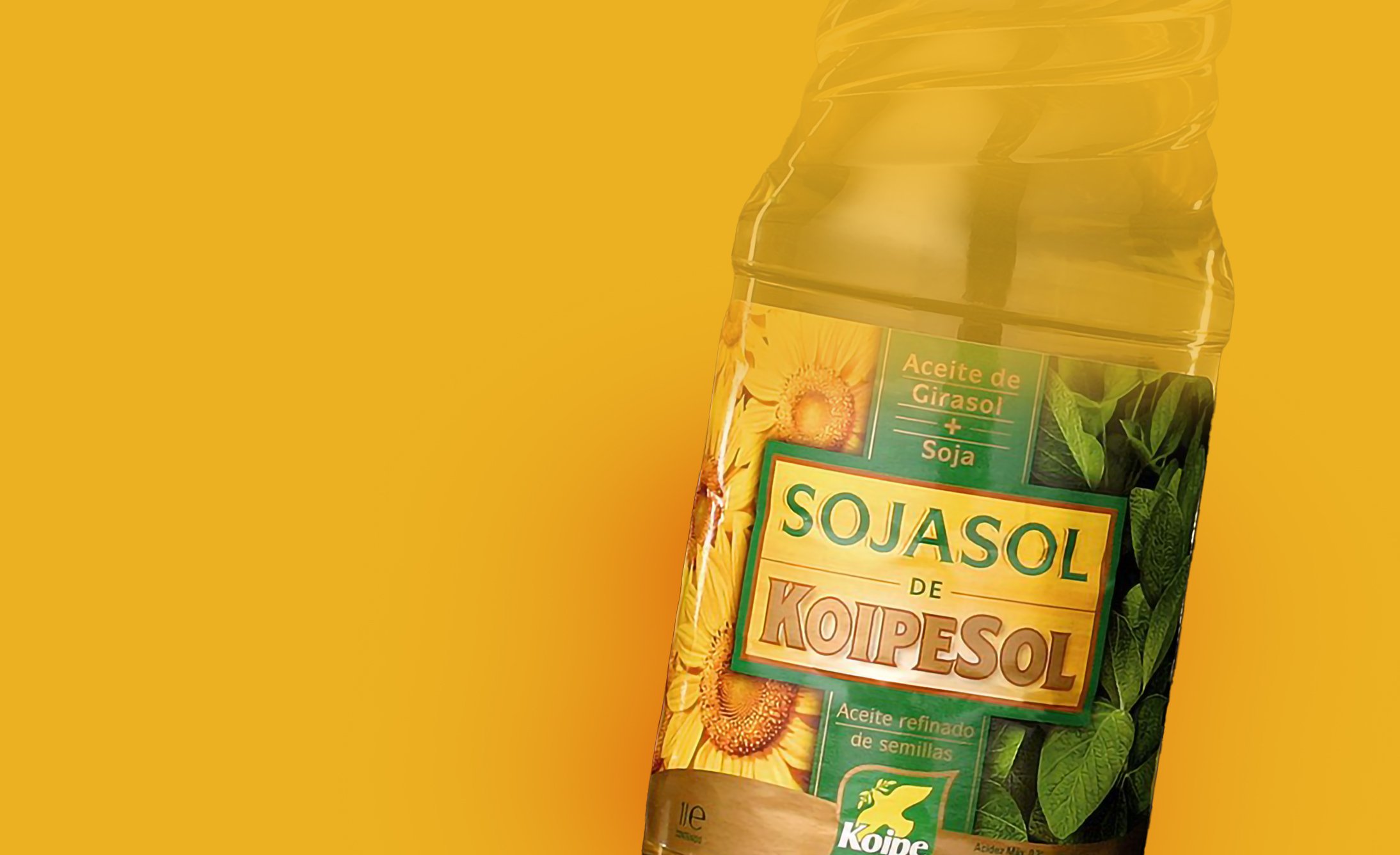 La imagen muestra una botella de aceite de soja y semillas de girasol KoipeSol contra un fondo amarillo brillante. La etiqueta tiene imágenes de girasoles y hojas.