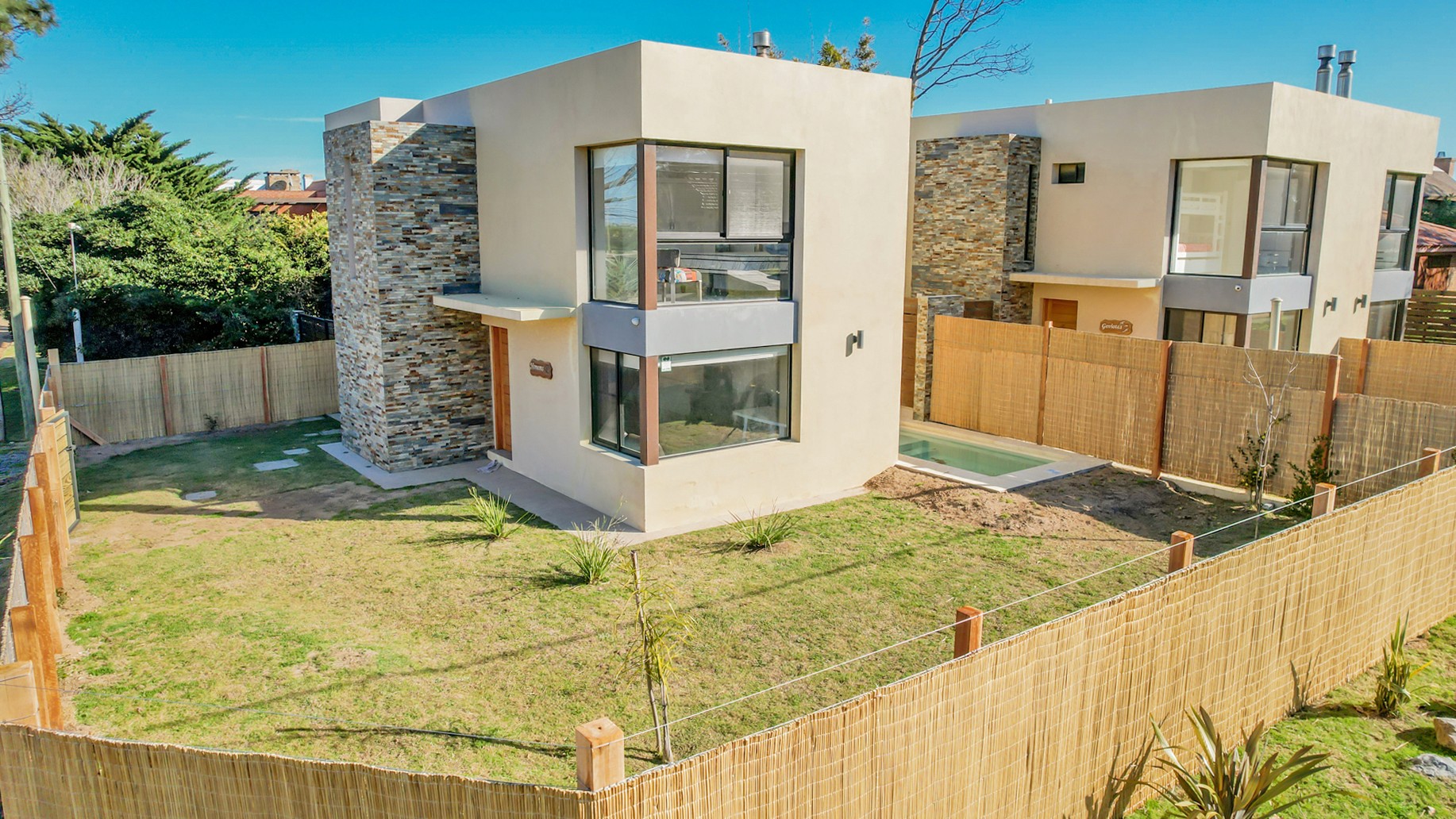 Exterior de Casa Horneros con amplio jardín - jardín espacioso frente a la casa en Bahía San Francisco.