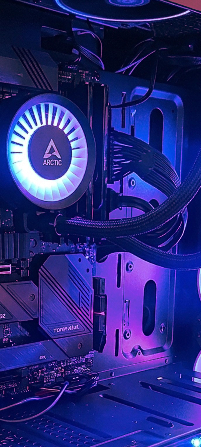 Zbliżenie na wnętrze obudowy komputera z podświetleniem RGB. Widoczna jest chłodnica wodna procesora z okrągłym, białym logiem ARCTIC oraz grube, plecione przewody zasilające, oświetlone dynamicznymi niebieskimi i fioletowymi barwami.