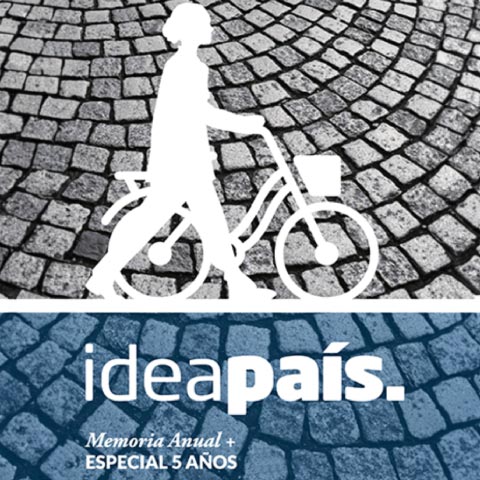 Portada de Memoria Anual 2015 especial 5 años, documento de transparencia de IdeaPaís, unos adoquines y una ilustración de ideapais.