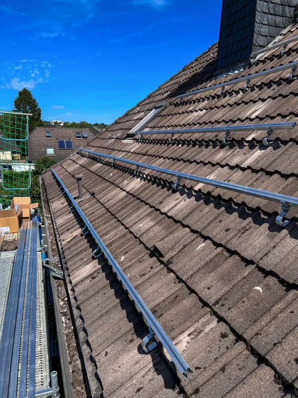 Befestigung des Montagesystems der PV-Anlage auf dem Dach von Eigentümer Stuhlreiter