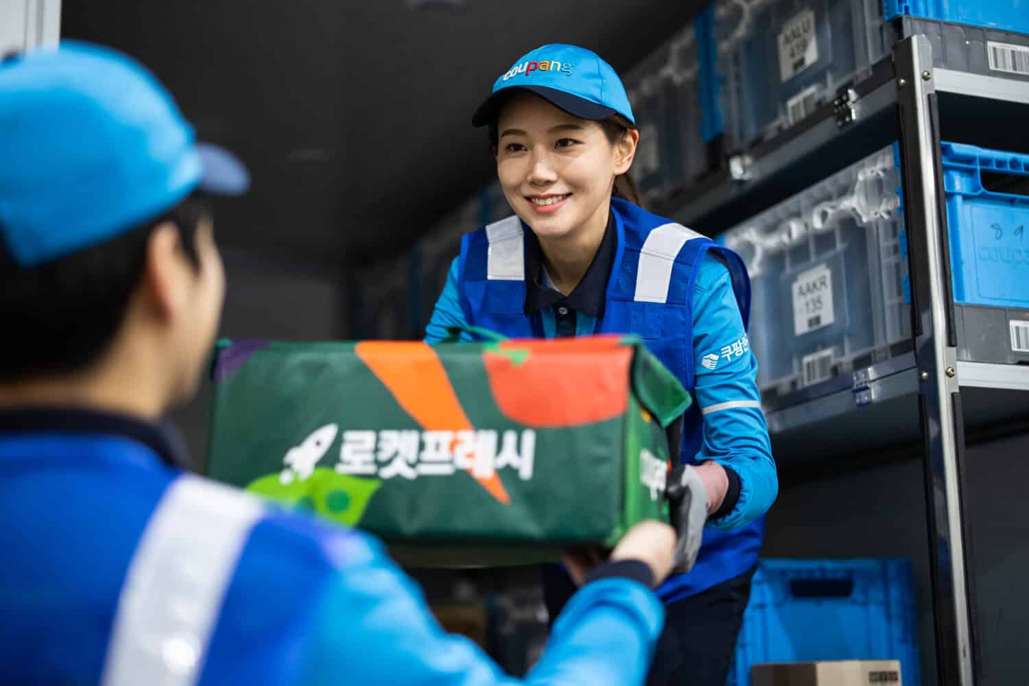 Nhân viên giao hàng Rocket Fresh của Coupang