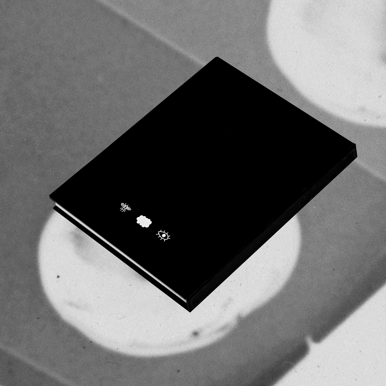 Fekete Normalitás, Könyvtervezés - Atelier Soie