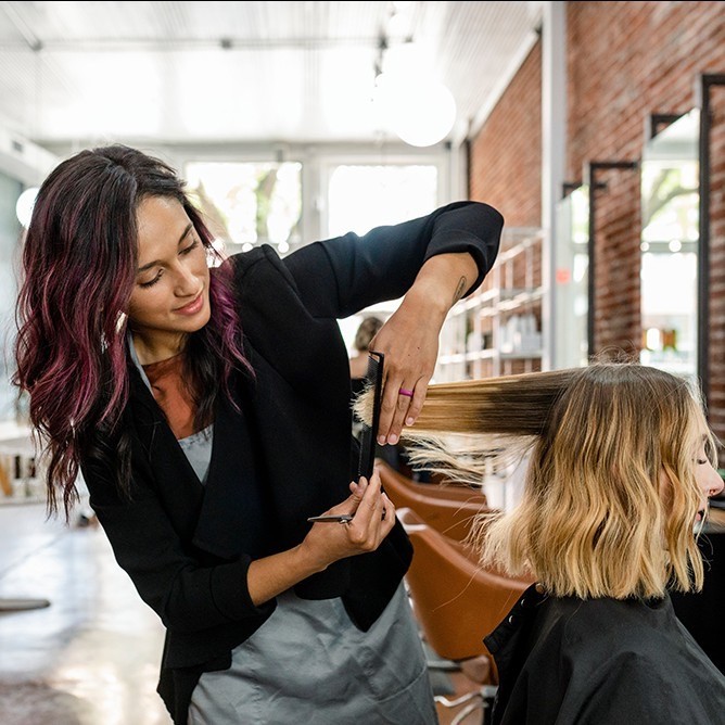 Frau bei Coiffeur in Bern, Bolligen