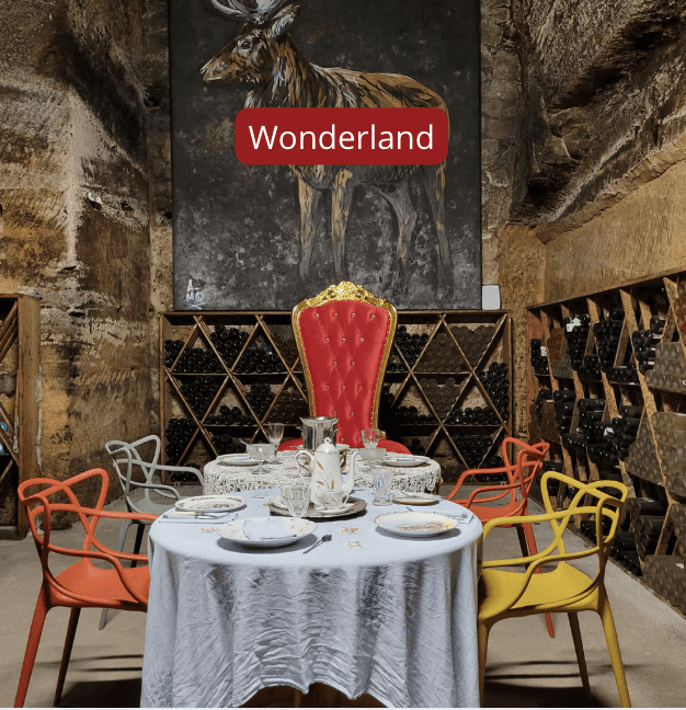 Décor animation et scénographie immersive thème Alice au pays des merveilles pour soirée d’entreprise à Bordeaux