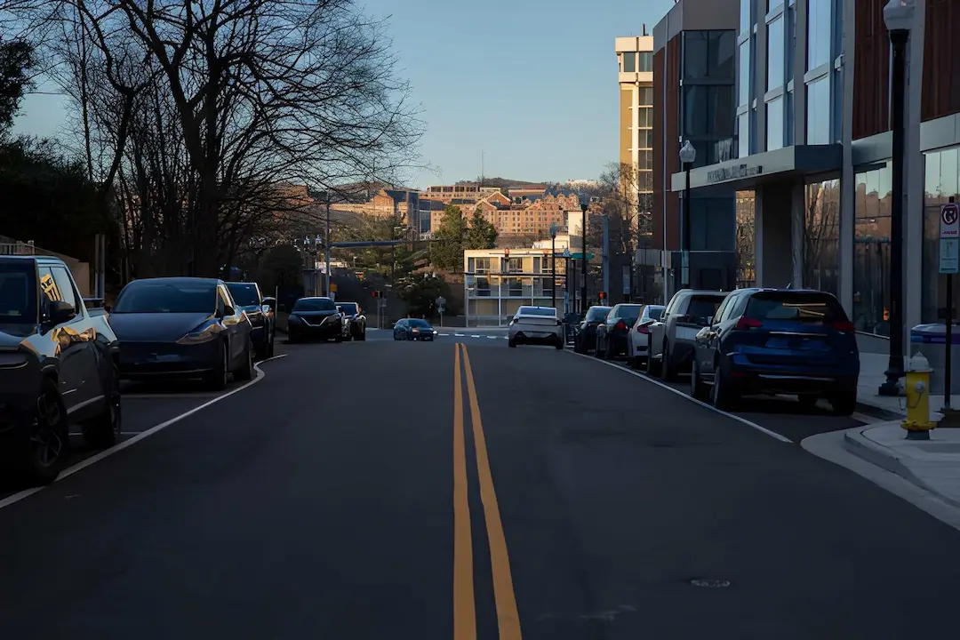 A busy street surrounded by residential and commercial buildings in Rosslyn and Ballston, serviced by an expert plumber in Arlington, VA.