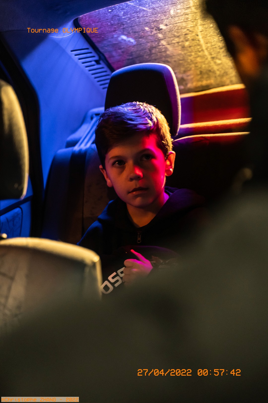 Enfant filmé dans l’habitacle, lumière cinématographique projetée.