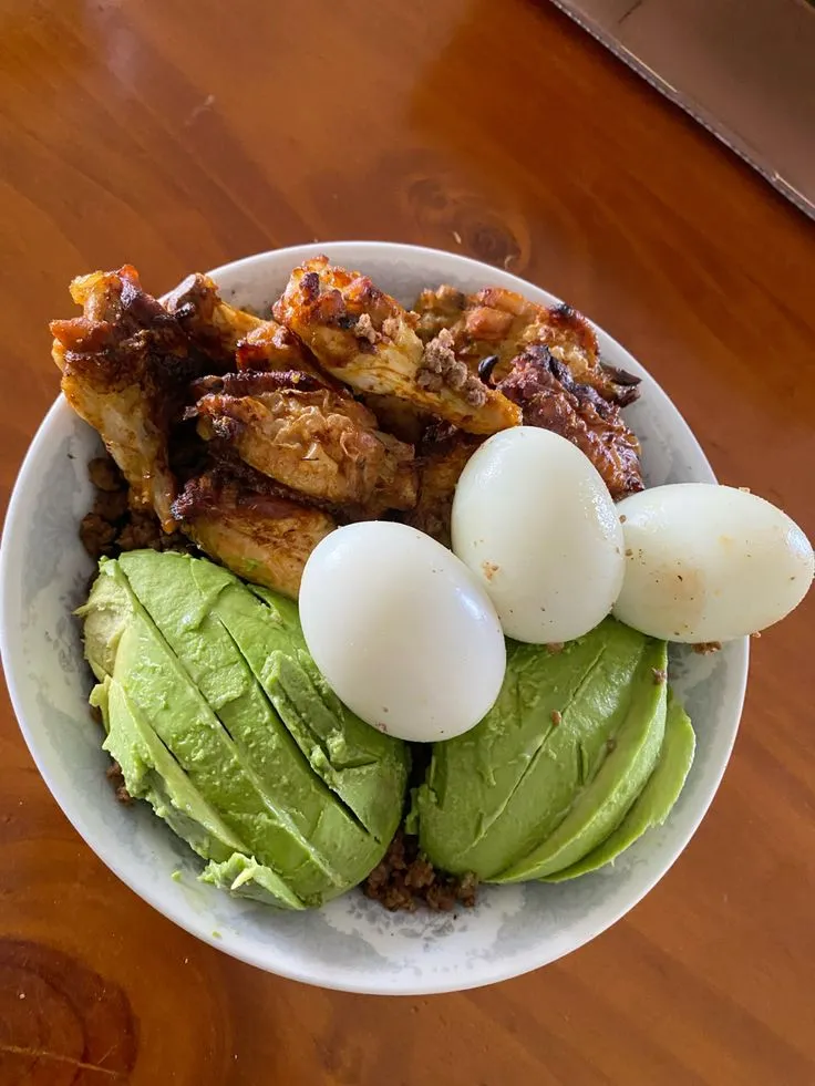 Balanced meal bowl with protein, greens and eggs – 200 calorie flexible nutrition meal plan