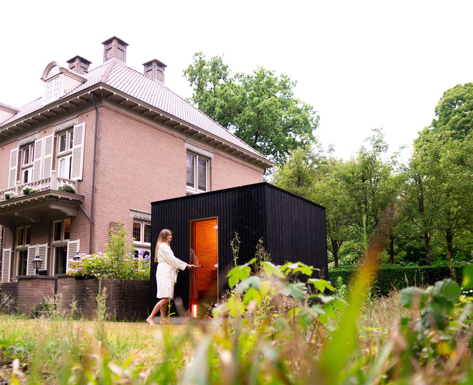 STOOMR sauna in de tuin bij huis met vrouw in badjas