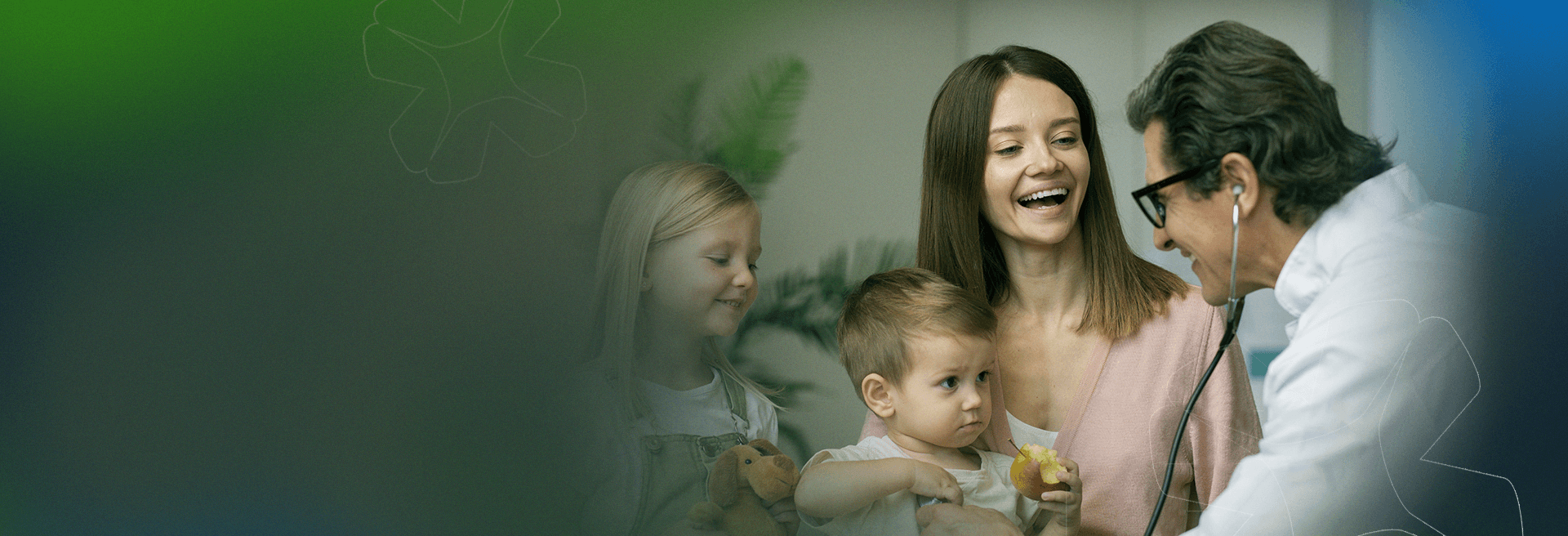 Consulta médica com família feliz - Focovita