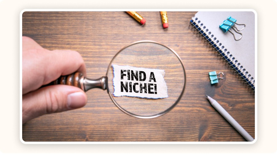Magnifying glass over a “Find a Niche!” tag