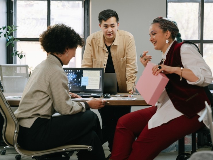 Freelance HR professional supporting a collaborative workplace culture in modern business environment