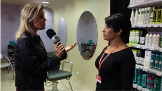 Cláudia Matta sendo entrevistada pela televisão