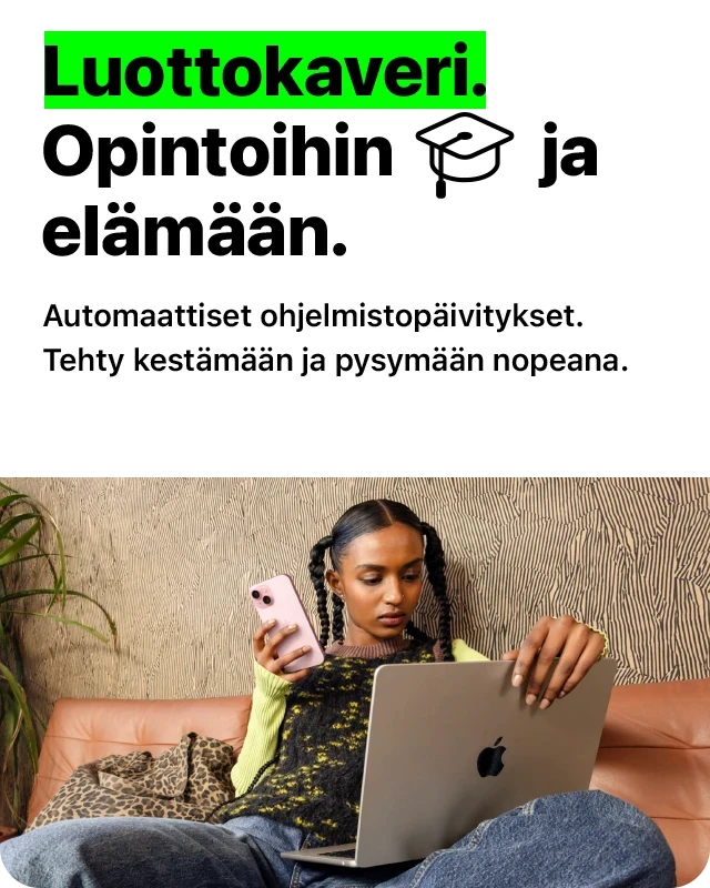 Opintojen luottokaveri Mac, opiskelija istuu sohvalla sylissään MacBook Air ja kädessä vaaleanpunainen iPhone