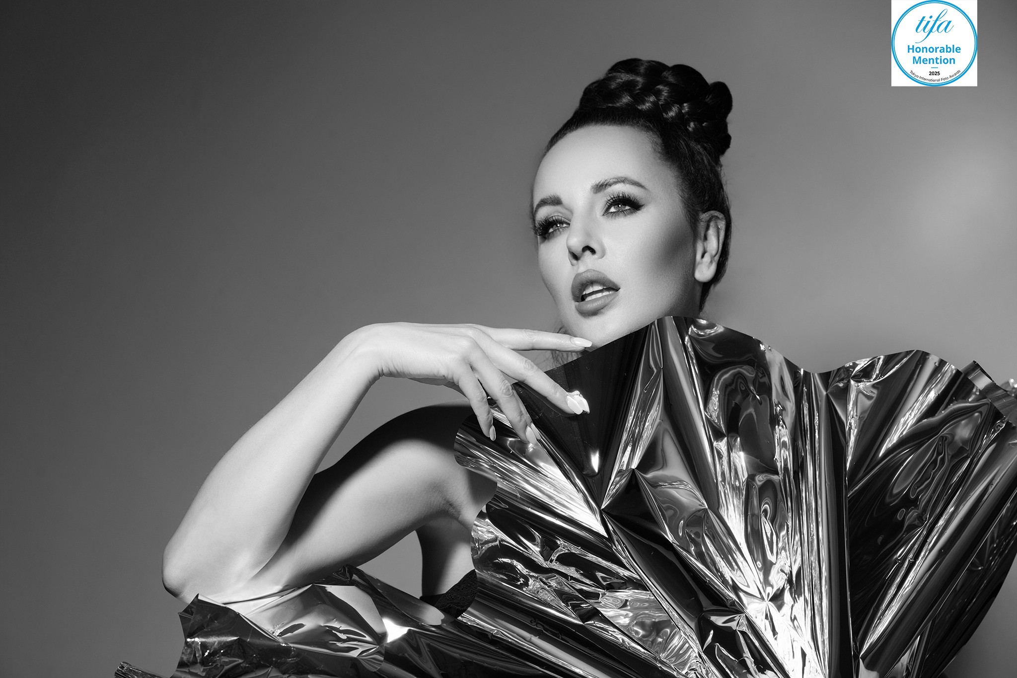 Woman wrapped in chrome fabric, contrast of skin and metal - Chrome - Agnieszka Czyzkowska Photography