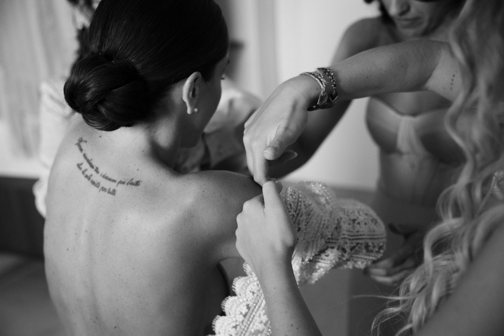 Dettaglio intimo della sposa in bianco e nero - matrimonio Rebecca e Giorgio a Villa La Favorita