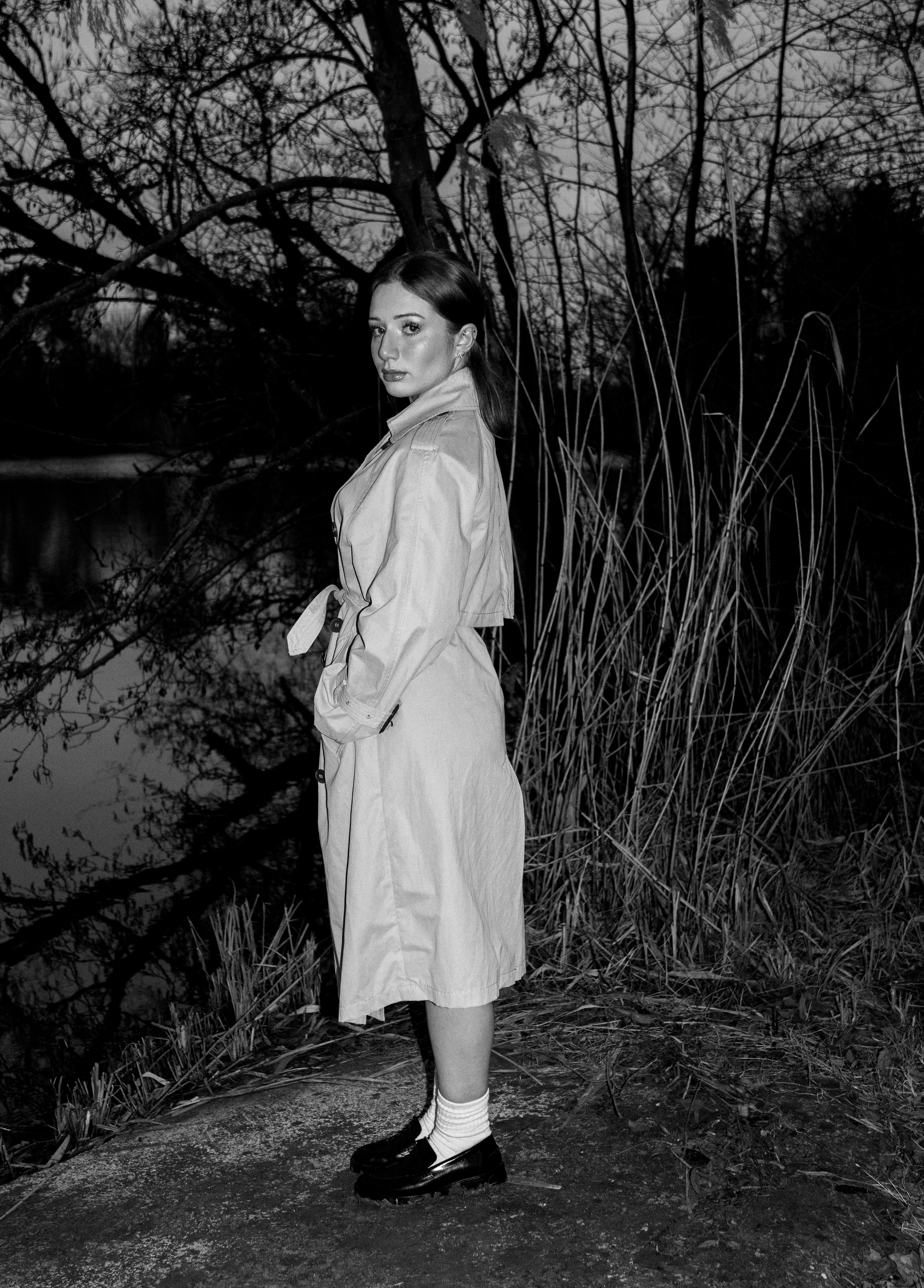 Une personne féminine pose pour un shooting photo en extérieur